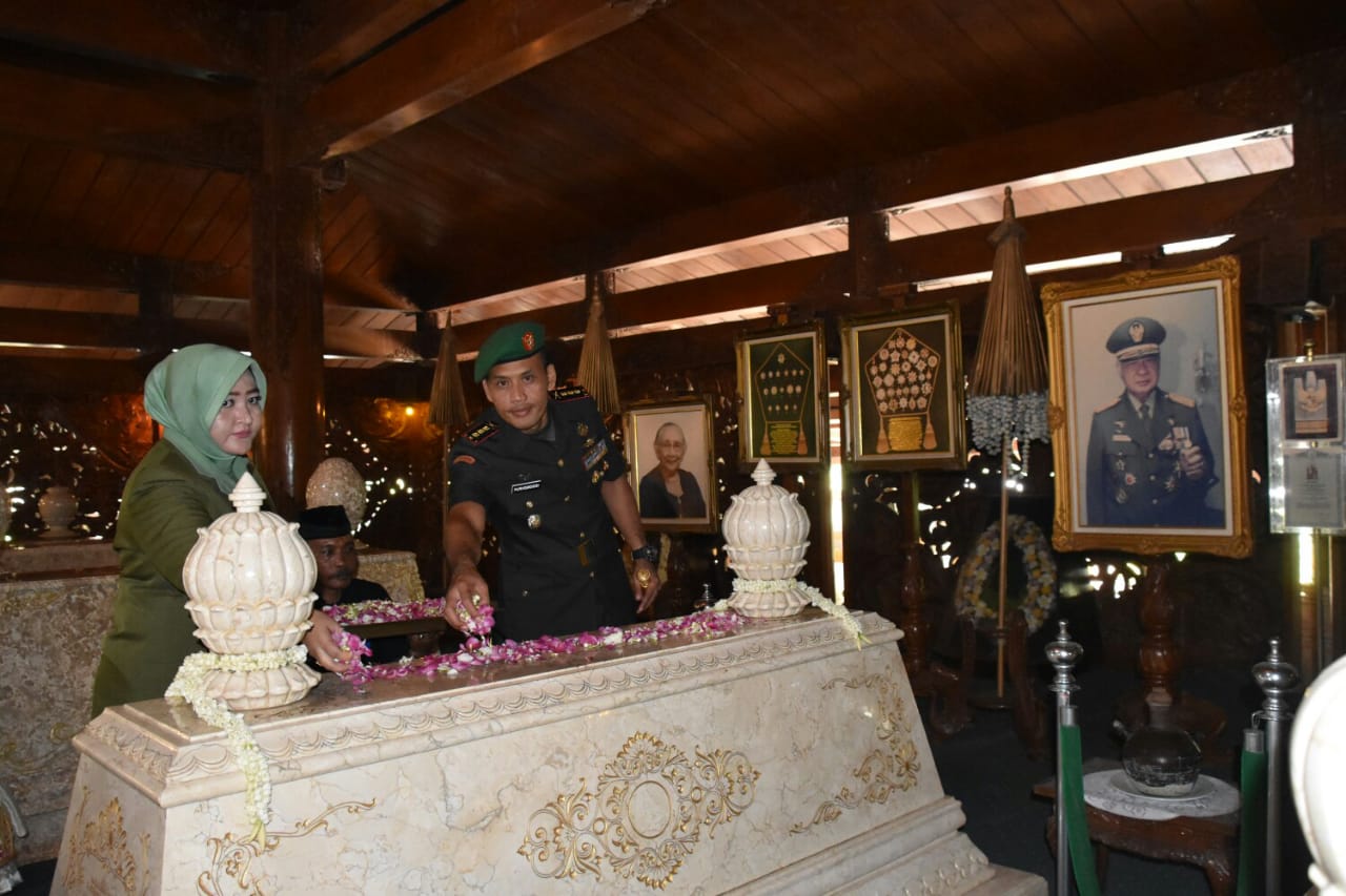 HUT Korem 073/MKT Ke-61, Danrem Beserta Rombongan Laksanakan Ziarah Ke Makam Soeharto